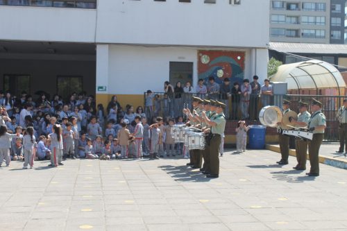 Visita de la Pocket Band de Carabineros celebró el Día del Profesor
